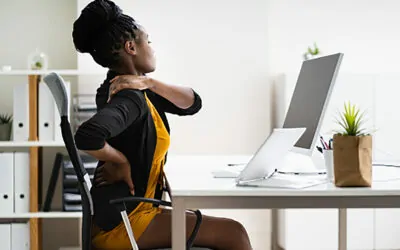 ¿Por qué me duele el cuello y me dan tirones cuando estoy sentado en mi escritorio en el trabajo?