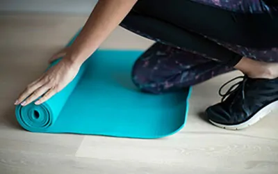 ¿Qué estiramientos ayudan a aliviar el dolor de latigazo cervical?